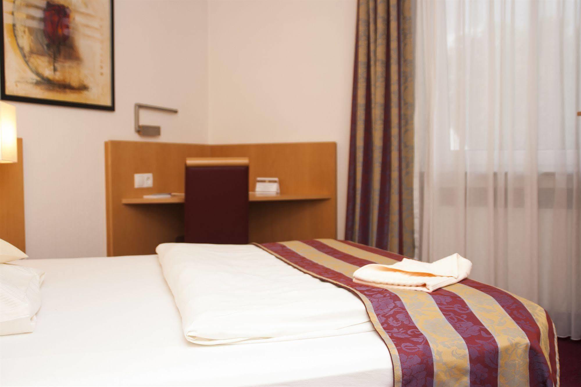 Hotel Zum Adler บอนน์ ภายนอก รูปภาพ