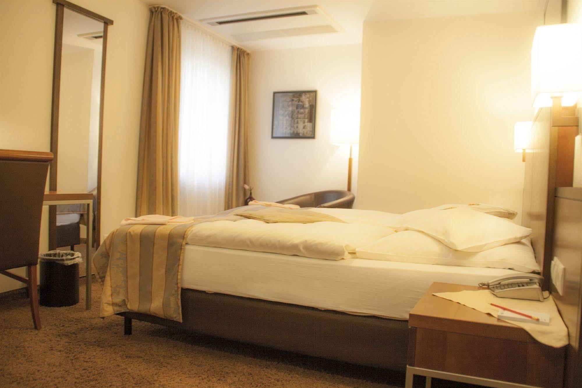 Hotel Zum Adler บอนน์ ภายนอก รูปภาพ