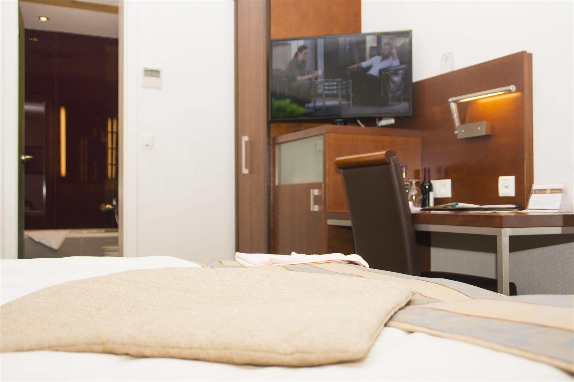 Hotel Zum Adler บอนน์ ภายนอก รูปภาพ